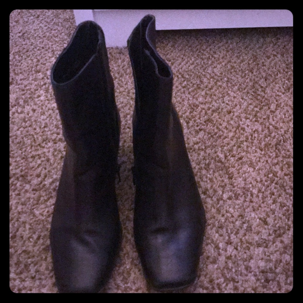 Short black boots